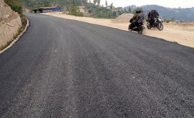  अरनिको राजमार्ग स्तरोन्नतिः बिटुमिन अभावले दुई महिनादेखि सडक निर्माणको काम प्रभावित 